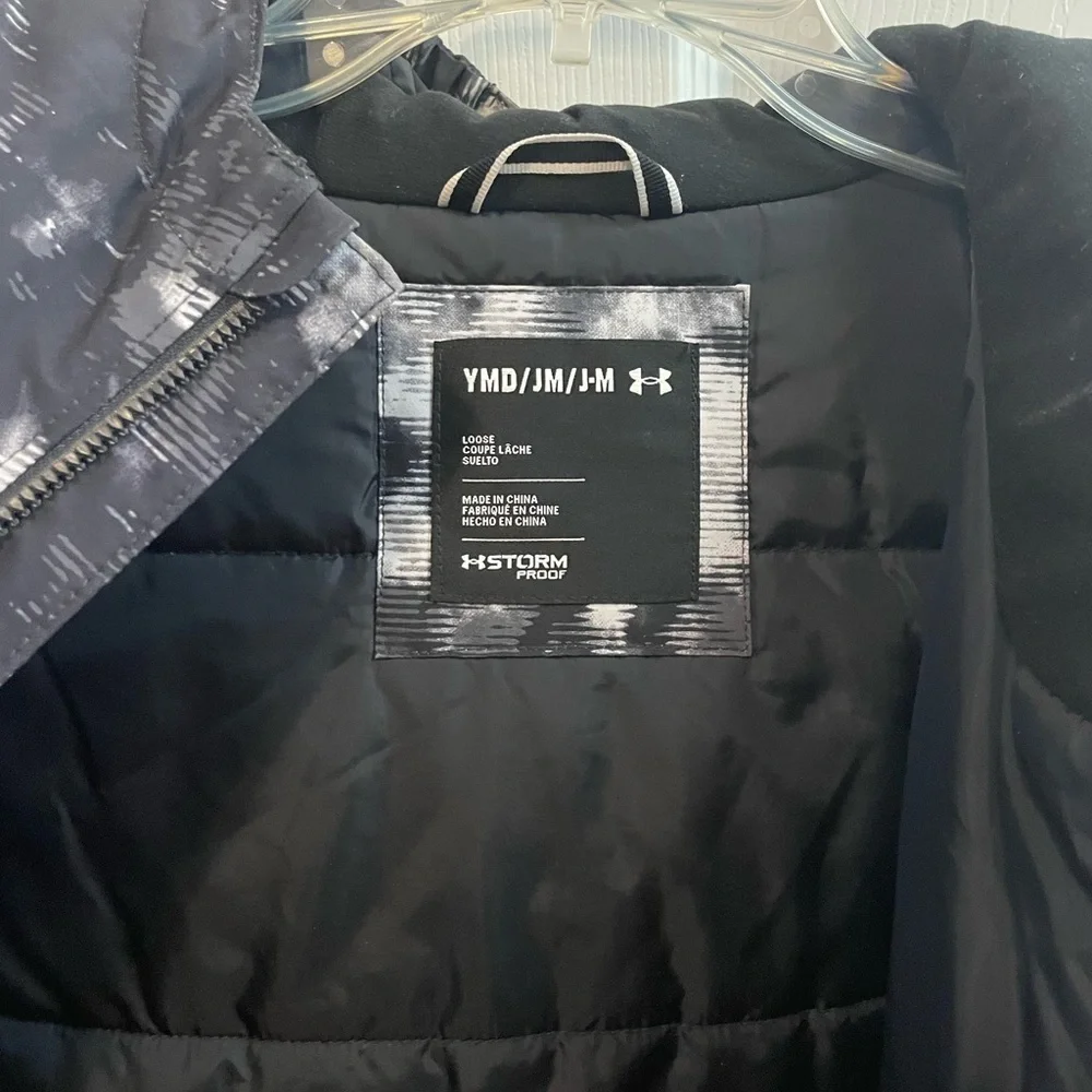 Under Armour storm proof ski/snow jacket Boys size M